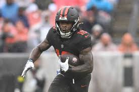 Quinshon Judkins, Cleveland Browns running back, running through the hole.